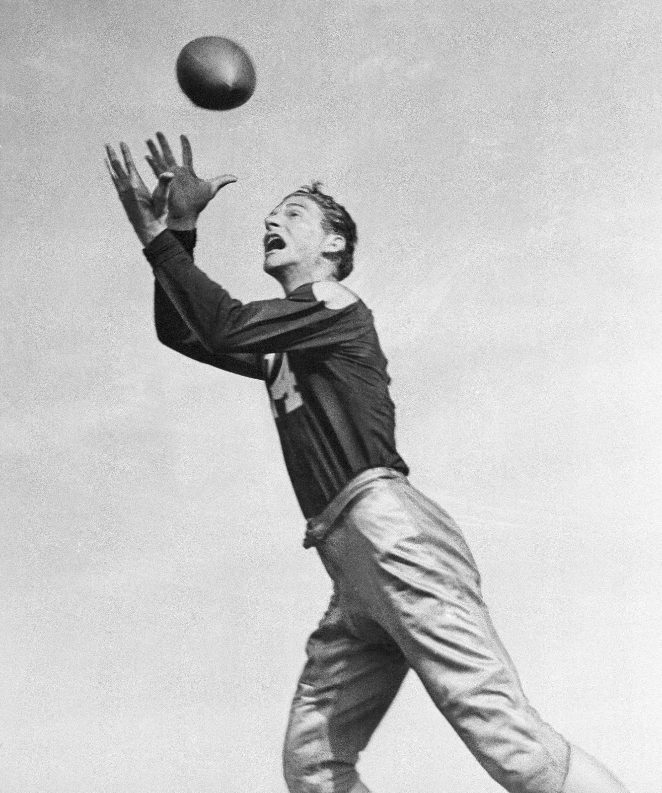 Hutson extends for catch in 1943
